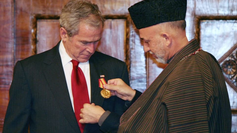 Karsai überreicht Bush eine Ehrenmedaille.