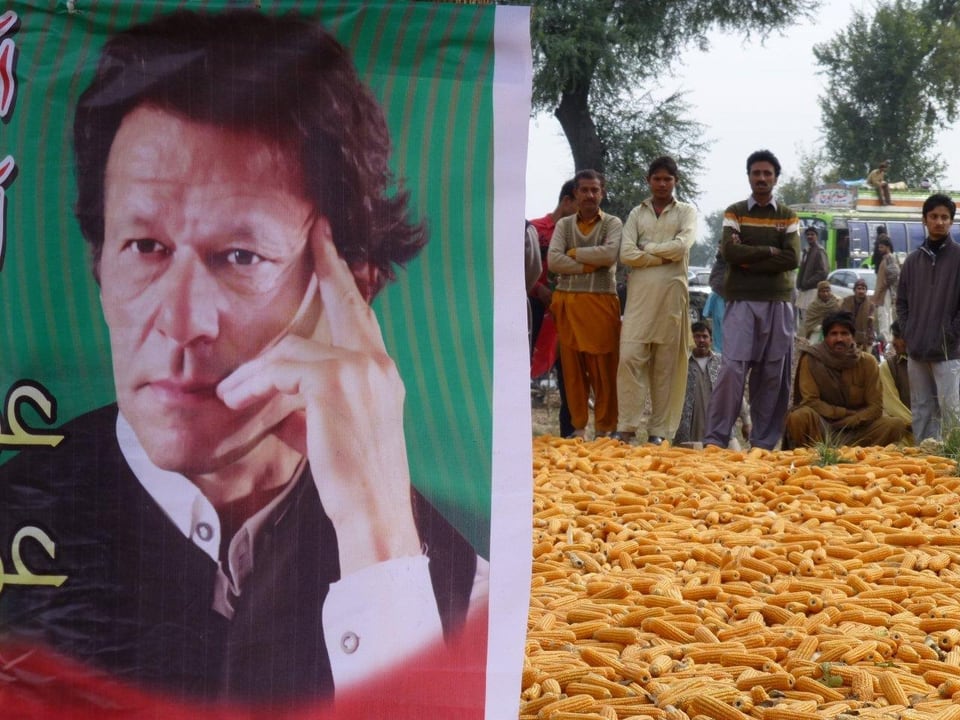 Imran Khan, links, ist der neue Superstar unter den pakistanischen Politikern.