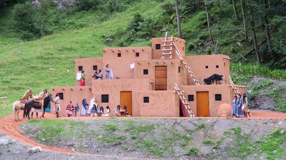 Theaterkulisse die ein Puebladorf in einer Winnetou-Inszenierung darstellt. 