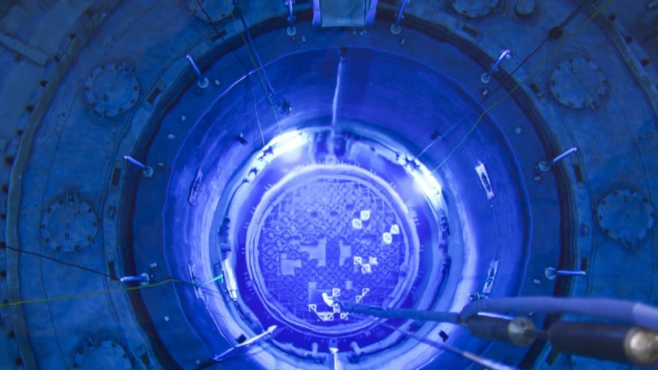 Blick in den geoeffneten Reaktordruckbehaelter des Kernkraftwerks Muehleberg, aufgenommen waehrend den Revisionsarbeiten.