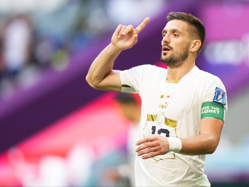 Dusan Tadic streckt an der WM 2022 in Katar einen Finger in die Luft.