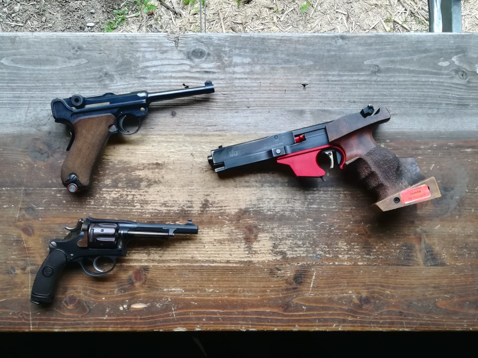 Links die alten Waffen: Eine Pistole (oben) und ein Revolver (unten), die Peter Bühlmanns Vater gehörten. Rechts die moderne Sportpistole von Spitzenschütze Andreas Schweizer.