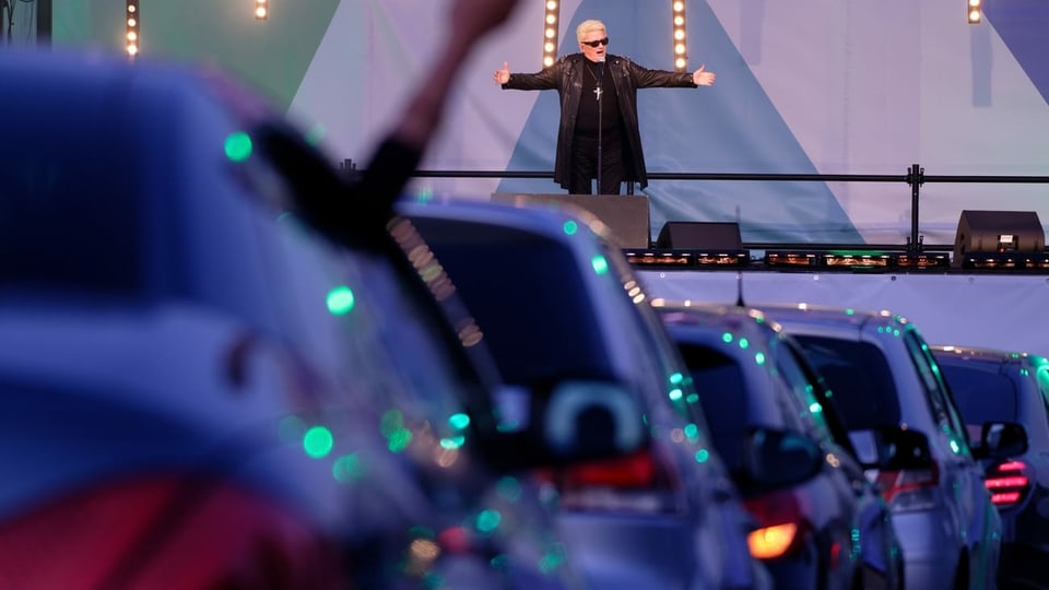 Der Deutsche Schlagersänger Heino an einem Autokino-Gig in Nordrhein-Westfahlen im Mai 2020