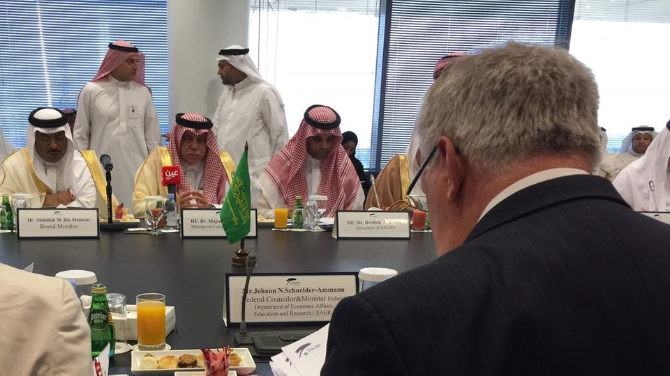 Schneider-Ammann (von hinten fotografiert), vis-a-vis  sitzt der saudische Minister für Handel und Investitionen, Majed Al-Qasabi.