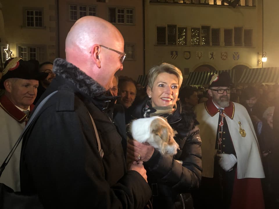 Karin Keller-Sutter mit ihrem Mann Morten und Hund Picasso.