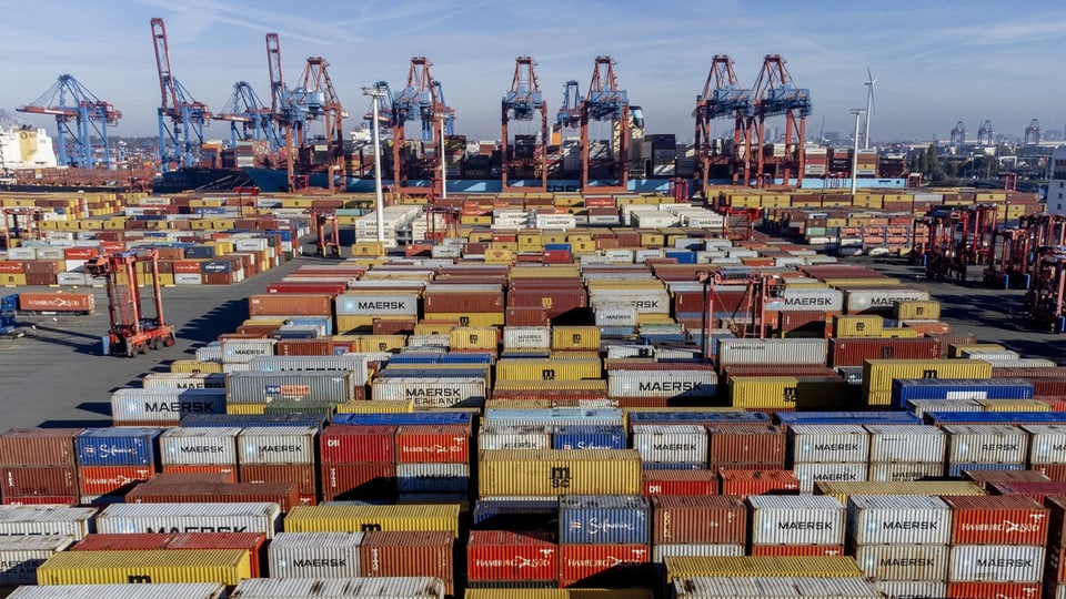 Viele Container in einem Hafen
