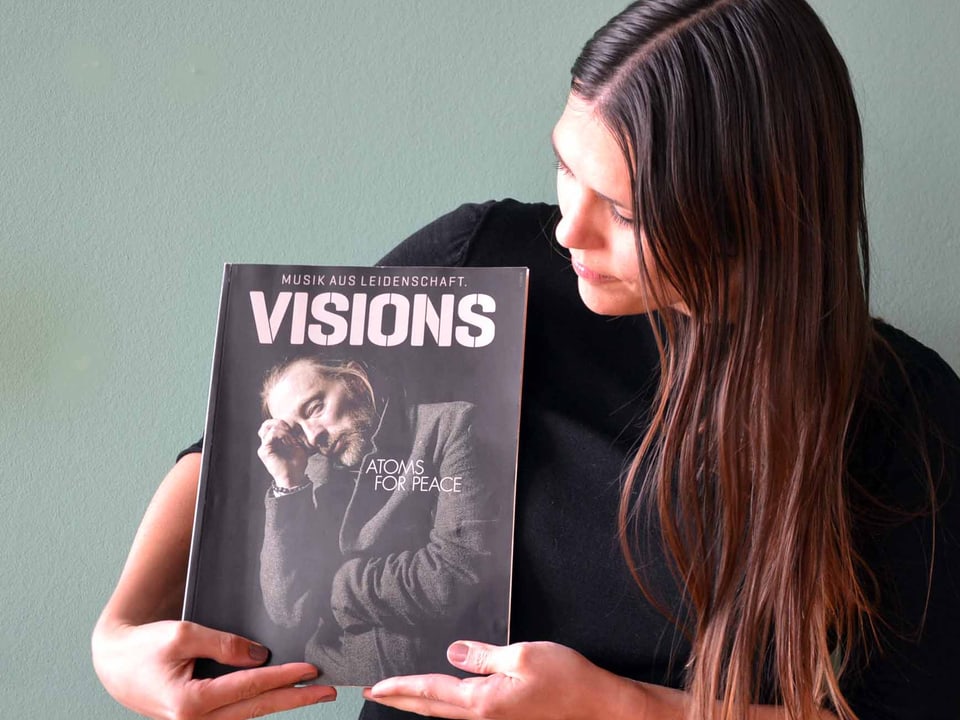 Andrea Fehr mit einem Exemplar von Visions