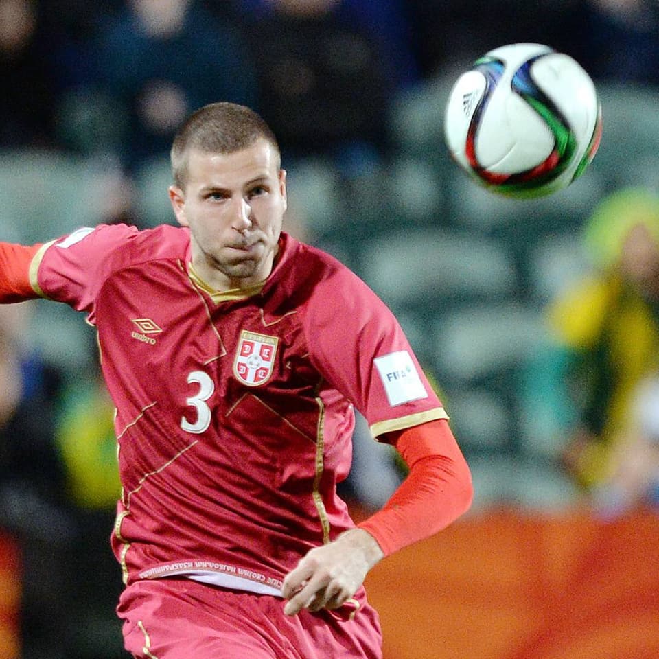 Antonov fokussiert den Ball im Spiel mit der serbischen Juniorennationalmannschaft