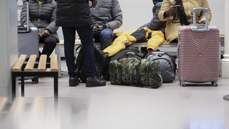Asylsuchende im Ankunfts- und Registrierungszentrum in Chiasso, 2023.