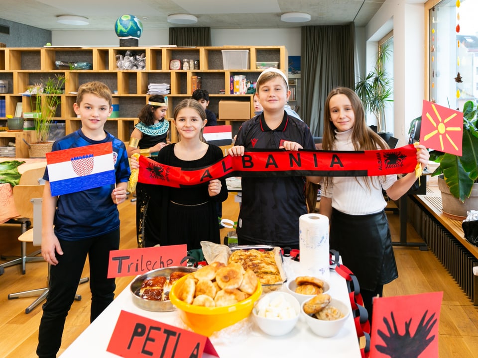 Luka (Kroatien), Tara (Albanien), Nael (Albanien) und Medina (Nordmazedonien) zeigen Spezialitäten aus dem Balkan.