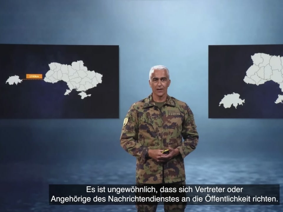 Eine Bildschirmaufnahme des Youtube-Videos. Der Militär spricht in die Kamera, neben ihm erscheinen Karten der Ukraine.