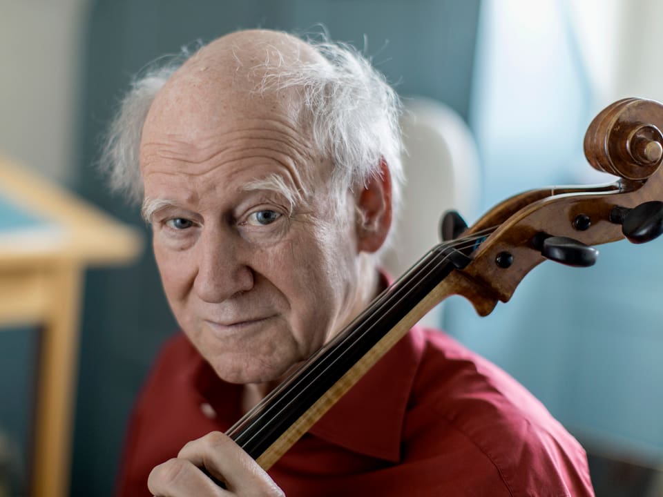 Das Cello begleitet Franz Hohler häufig bei seinen Auftritten.
