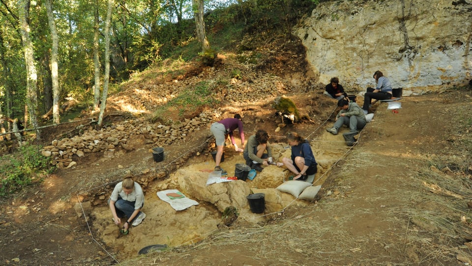 Forscher bei Ausgrabungen.