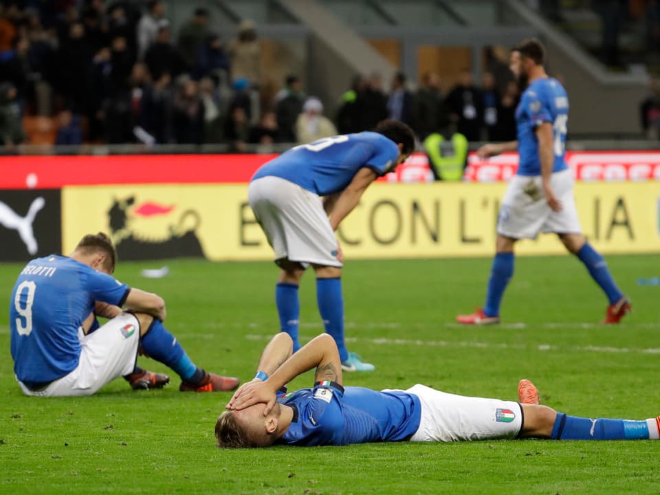Italien-Spieler liegen am Boden.