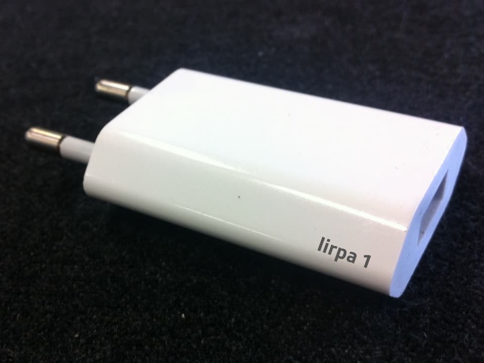 ein weisser USB Adapter