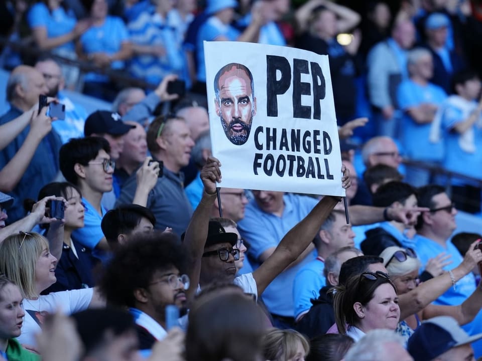 Fan hält «Pep Changed Football»-Schild in die Luft.