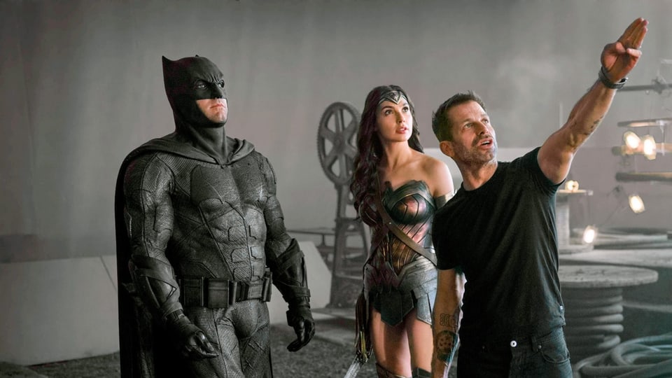 Aufnahme vom Filmset: Batman (Ben Affleck) und Wonder Woman (Gal Gadot) lauschen ihrem Meister (Zack Snyder).