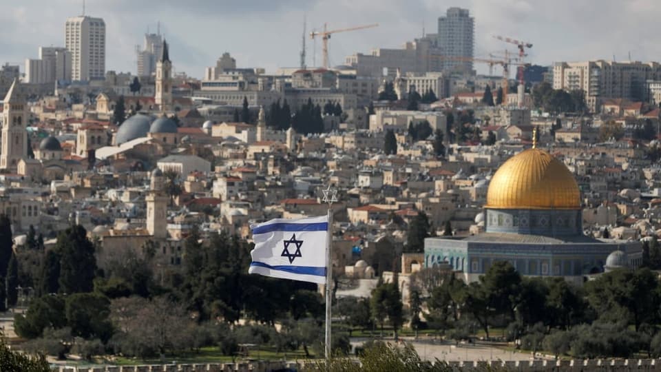 Eine israelische Flagge ist in der Nähe des Felsendoms zu sehen, der sich in der Jerusalemer Altstadt befindet.
