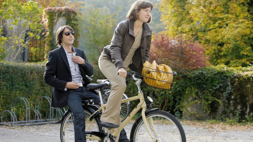 Frau mit Mann auf dem Fahrrad
