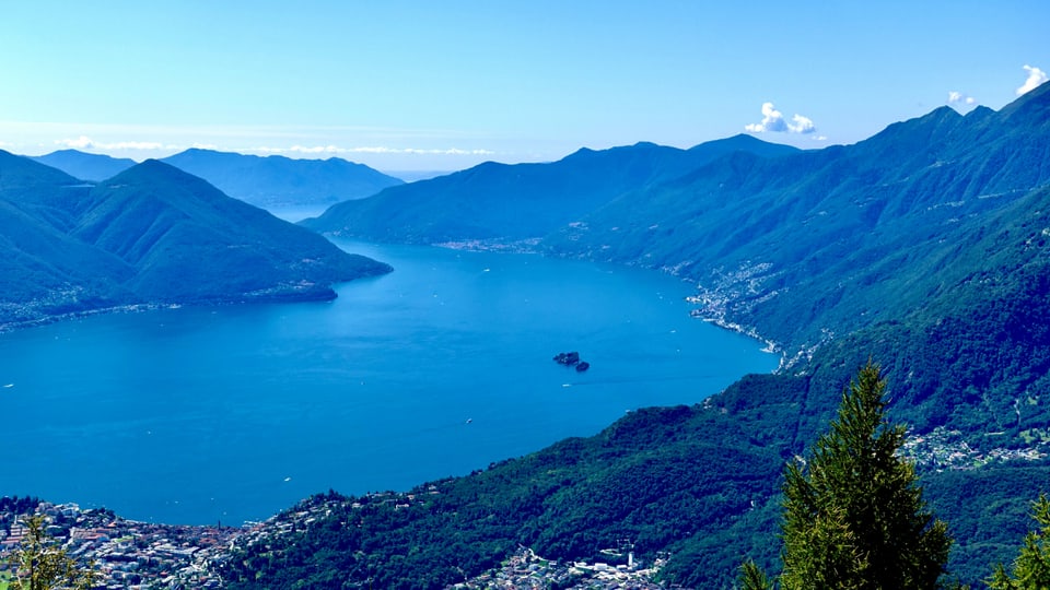 Blick von der Cimetta auf den Lago Maggiore mit Brissago-Inseln.