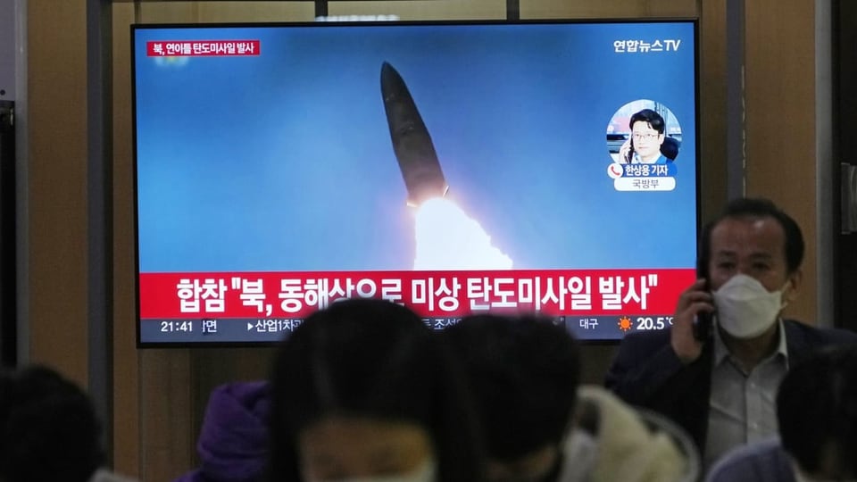 Südkoreanische TV-Sender berichten über einen Abschuss einer Rakete in Nordkorea.