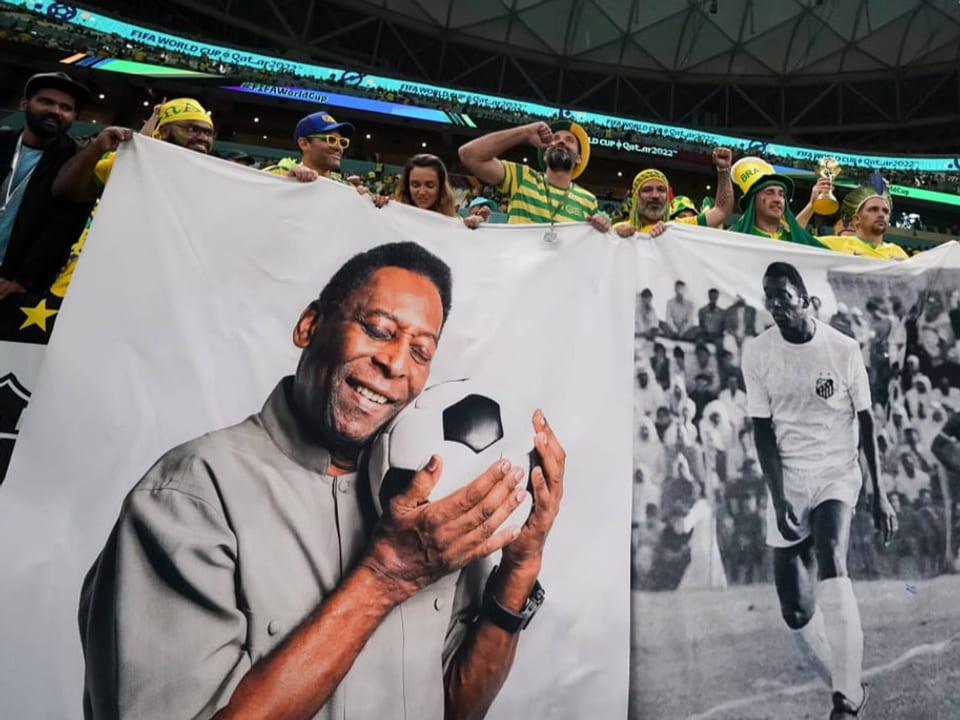 Fans mit Fahnen von Pele an der WM in Katar