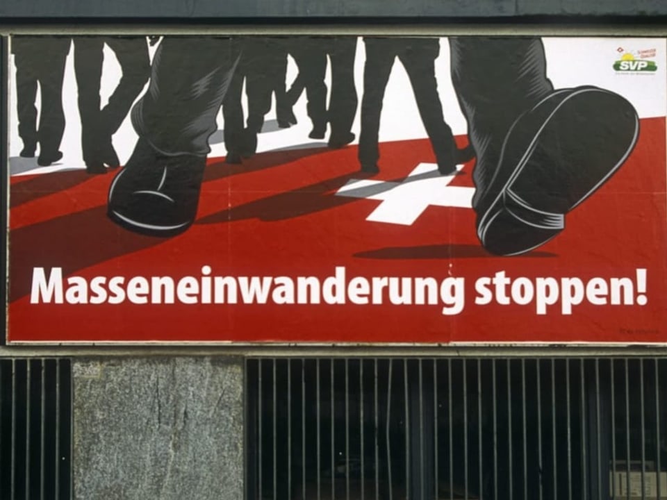 Abstimmungsplakat für die Masseneinwanderungsinitiative. Schwarze Beine treten auf ein Schweizerkreuz.