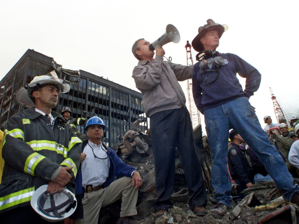 Bush auf den Trümmern des World Trade Centers. 