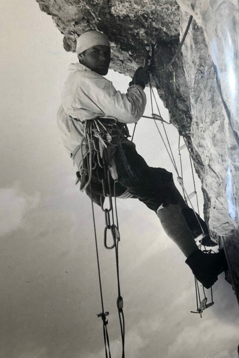 Albin Schelbert an einer steilen Felswand.