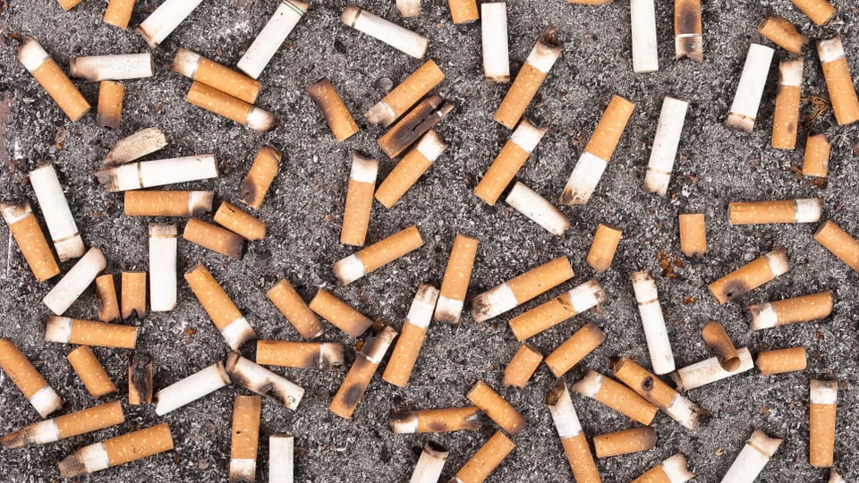Zigarettenkippen auf dem Boden