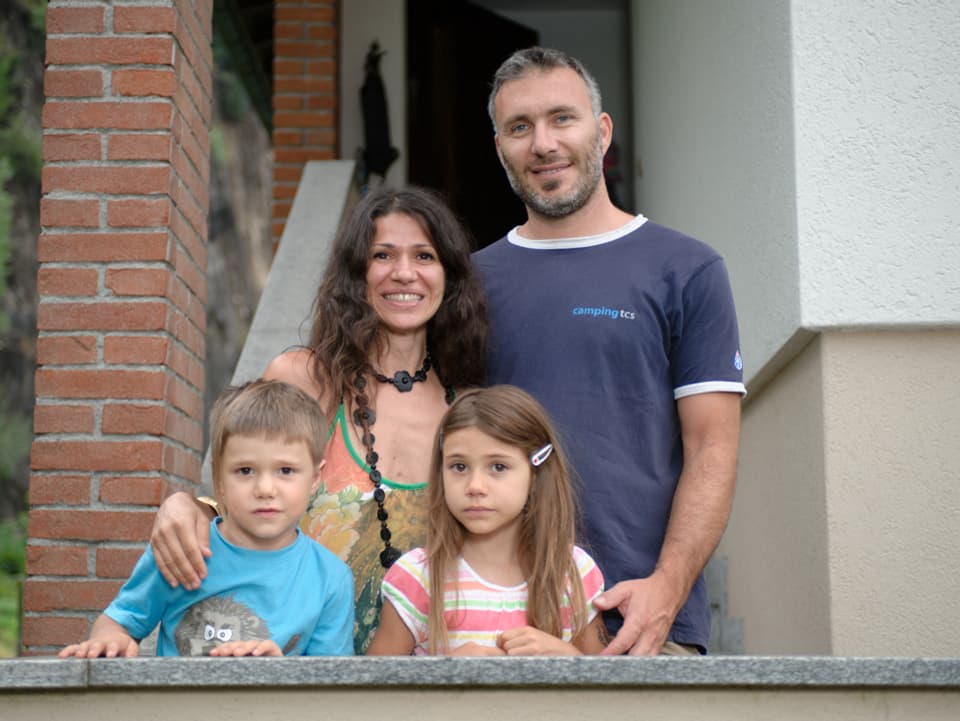 Gruppenbild der Familie Leonardi. Sie stehen auf der Treppe zum Eingang ihres Hauses.