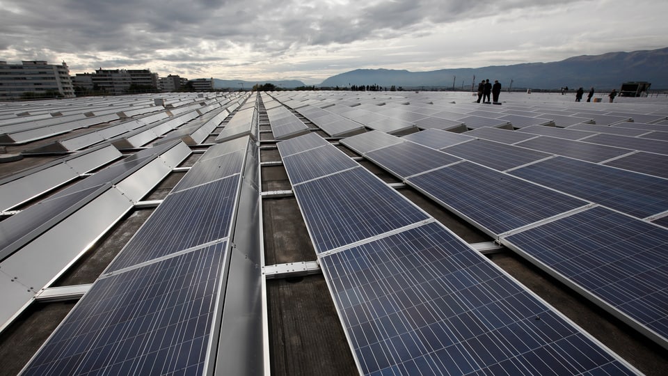 Solaranlage auf dem Dach des Palexpo in Genf