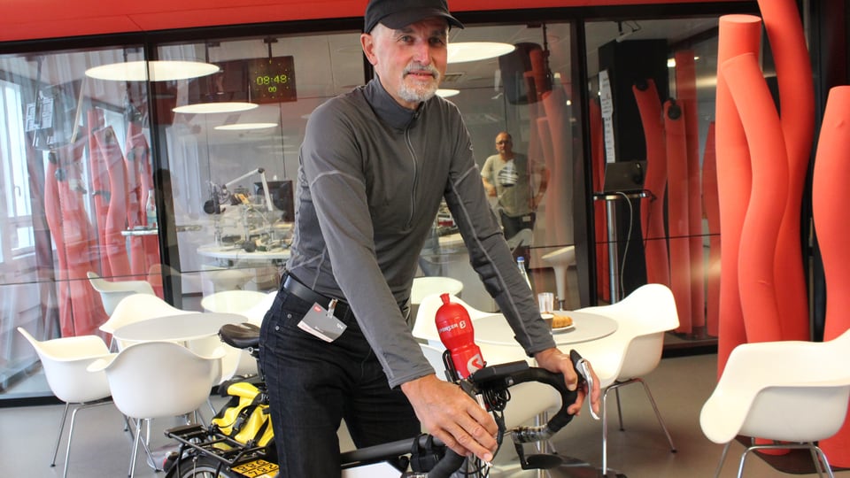 Auf dem E-Bike unterwegs. Peter Gassner aus Emmental (BE) auf seinem E-Bike.