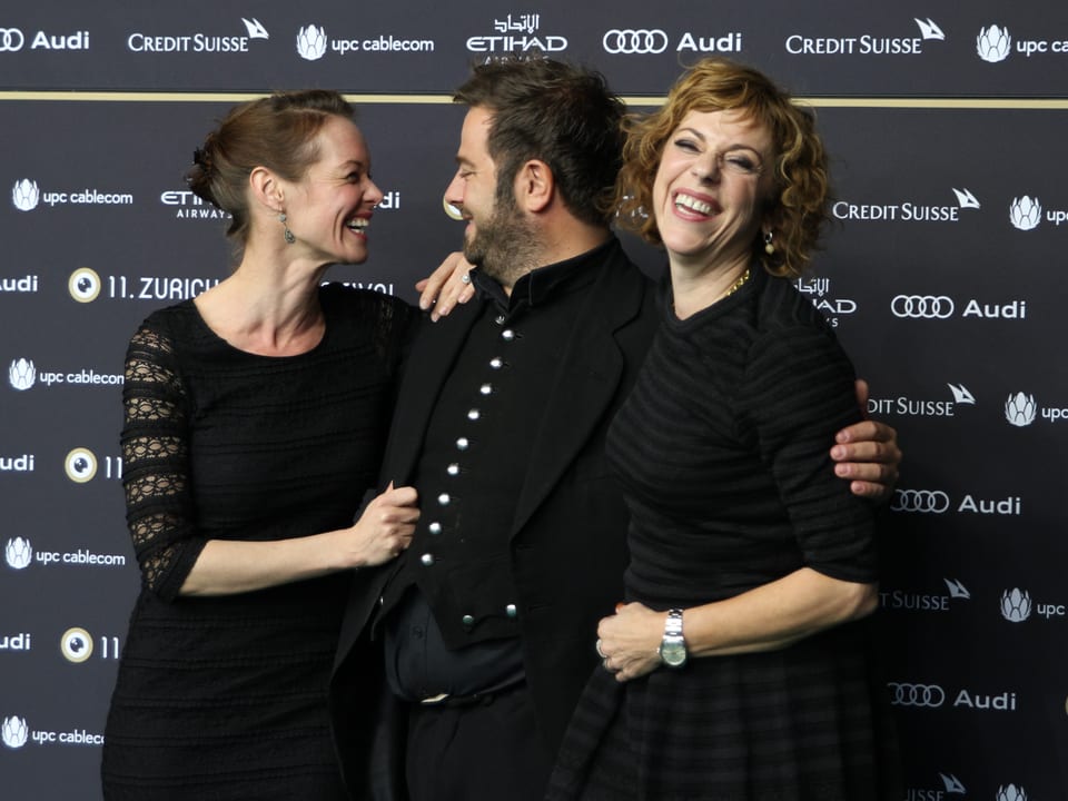Mona Petri (links) und Sabine Boss nahmen SRF 3-Produzent Marco Thomann mit auf den grünen Teppich.