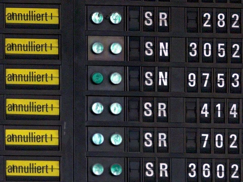 Auf einer Abflugtafel werden die Swissair-Flüge mit «annulliert» gelistet. 
