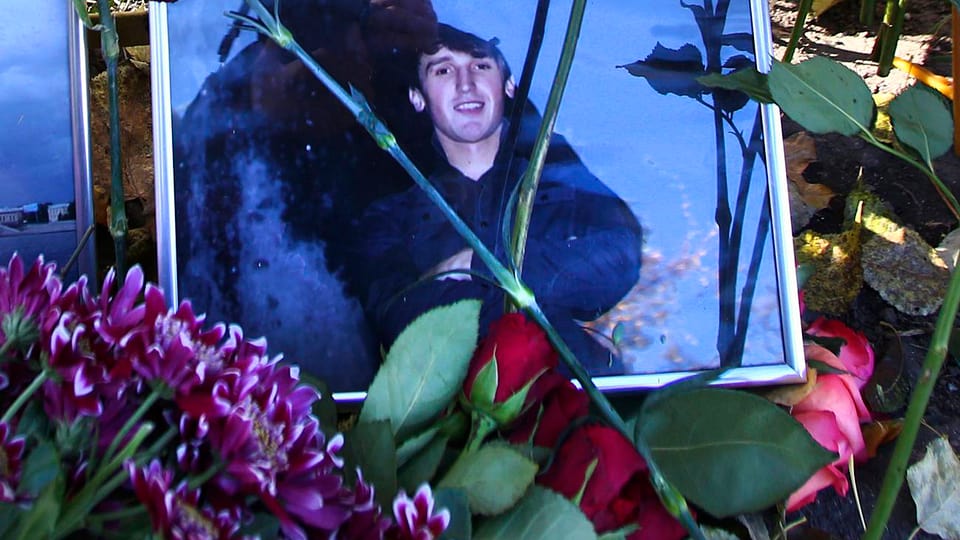 Porträt-Foto des getöten Russen, Blumen