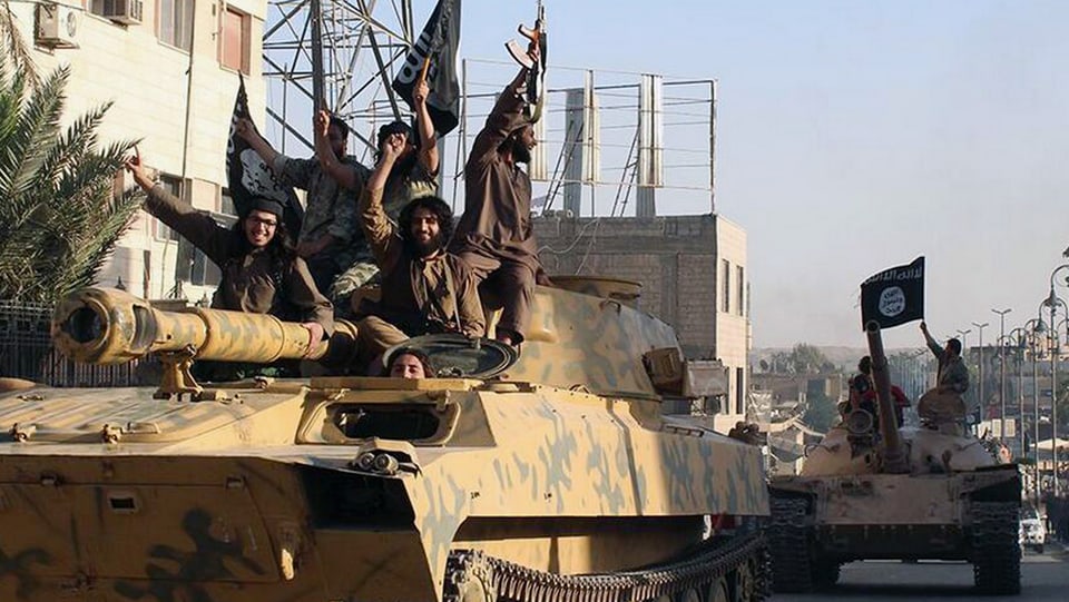 IS-Kämpfer auf einem Panzer in Rakka