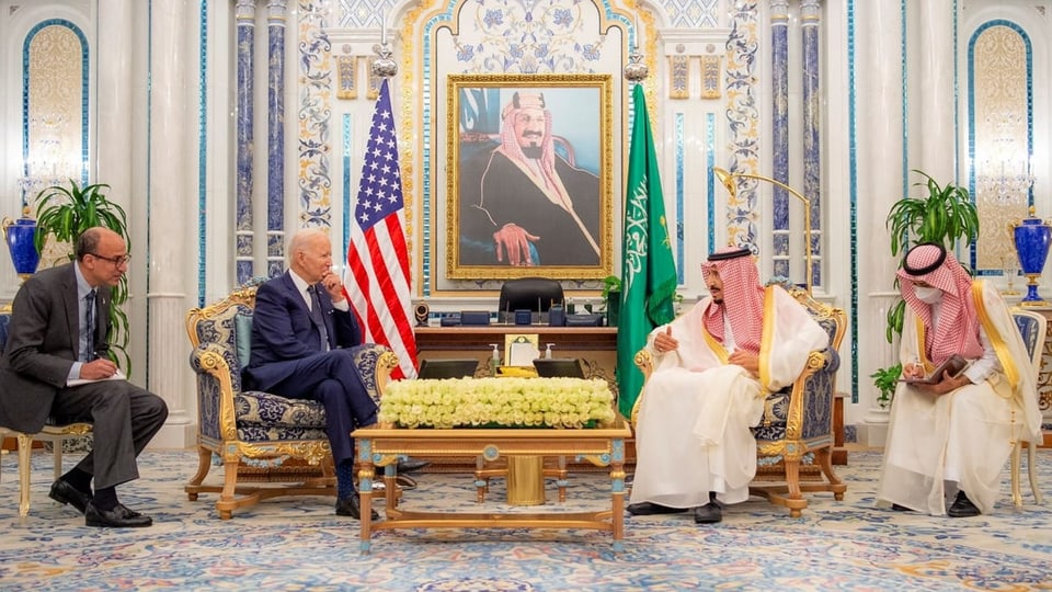Joe Biden sitzt in Saudi Arabien neben dem König bin Salman 