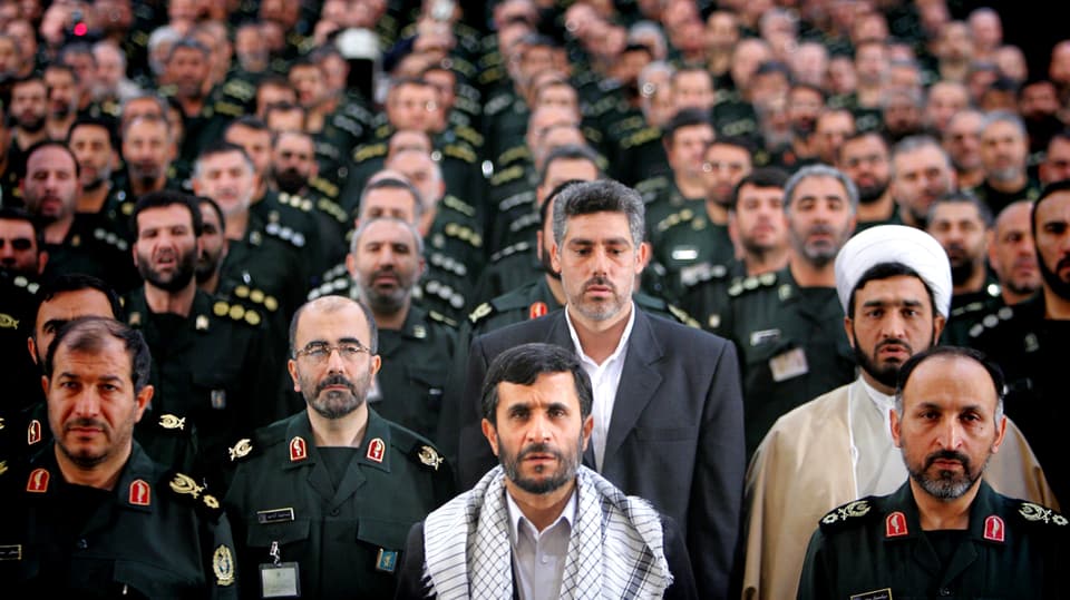 Ahmadinedschad mit Kommandanten der Basji Miliz, 2007 in Teheran.