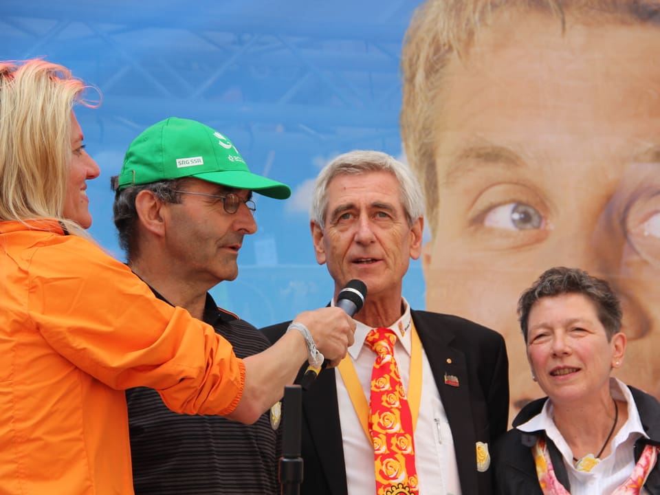 Sandra Schiess interviewt Stadtammann Josef Mattle. Dieser trägt eine rot-gelb-orange Kravatte. 