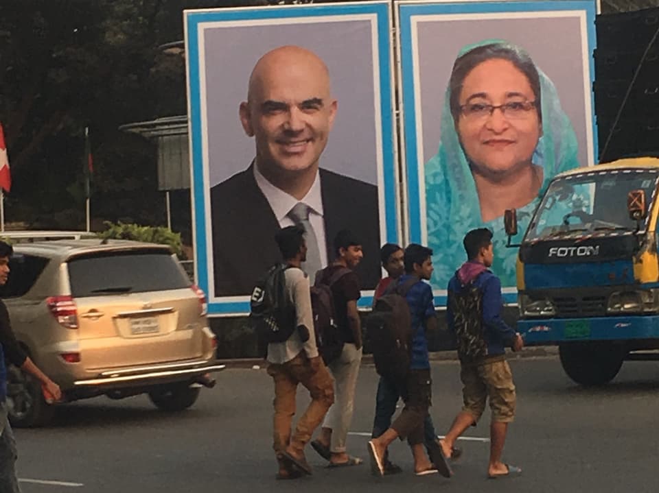 Das Porträt von Berset schmückt das Strassenbild zusammen mit Premierministern Hasina Wajed. (srf)