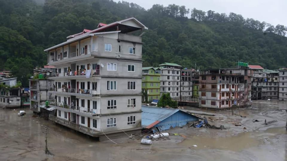 Ein überflutetes Dorf im indischen Bundesstaat Sikkim