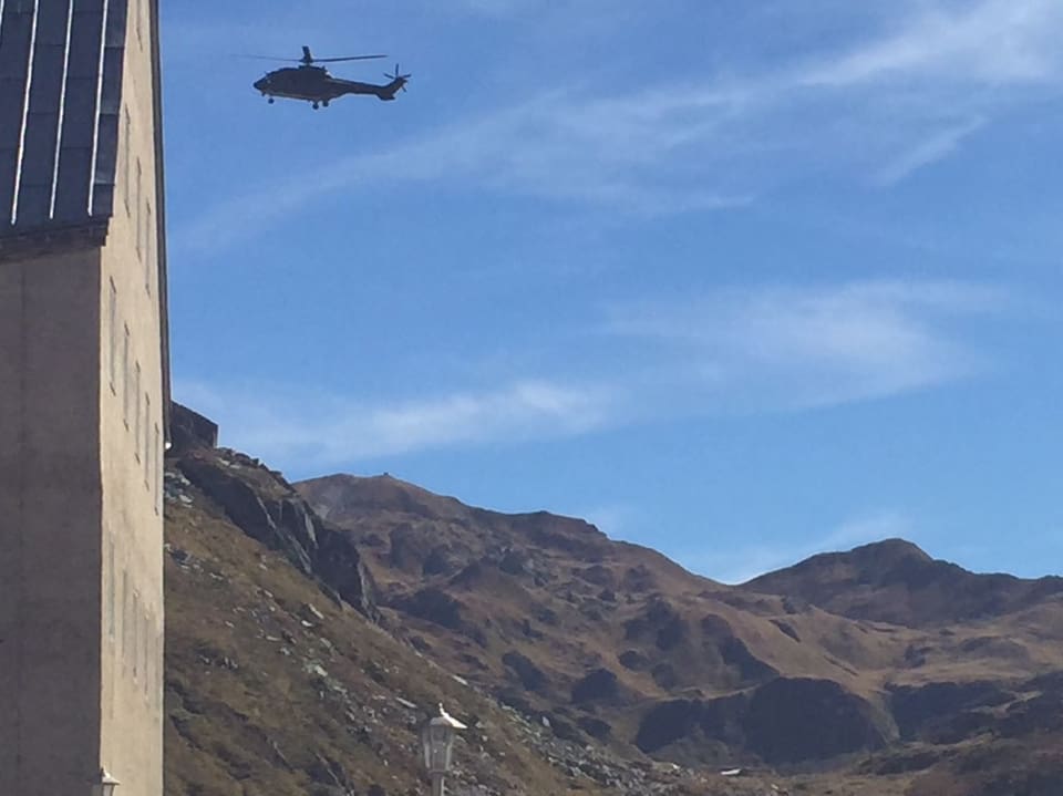 Der Helikopter in der Luft, im Vordergrund das Gotthard-Hospiz. 