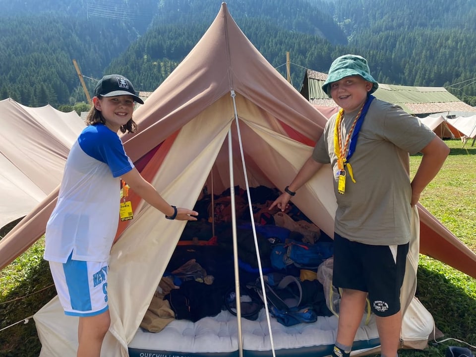 Zwei Kinder zeigen ein Zelt der Marke Spatz