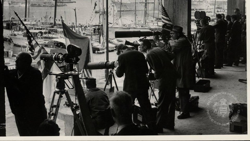 Fotografen warten auf das Ankommen des Schiffs von Grace Kelly und Fürst Rainier