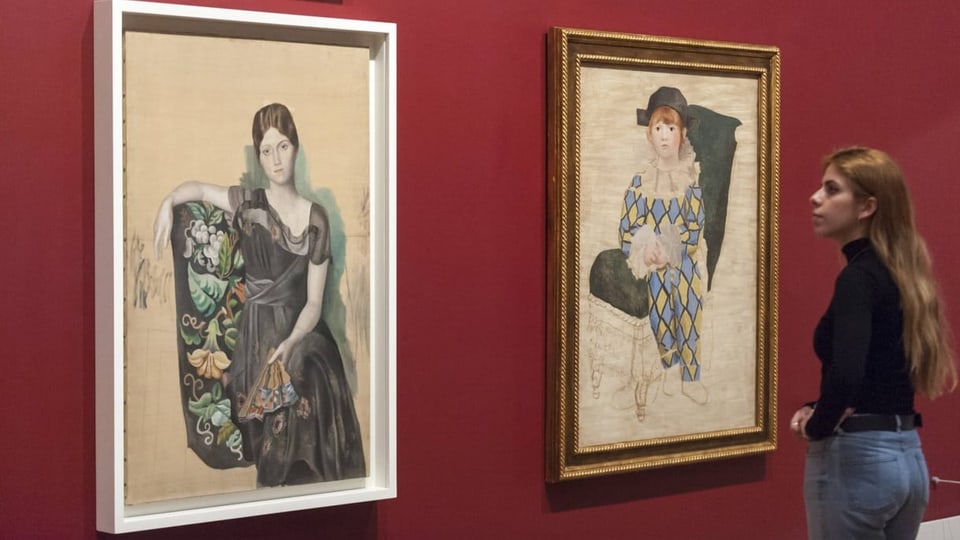 Zwei Bilder von Picasso im Museum, eine Aufseherin betrachtet sie.