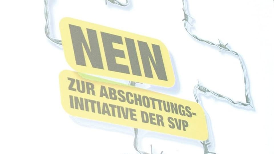 Plakat der Intiativgegner: Schweizerkreuz aus Stacheldraht, Text: «Nein zur Abschottungsinitiative der SVP»