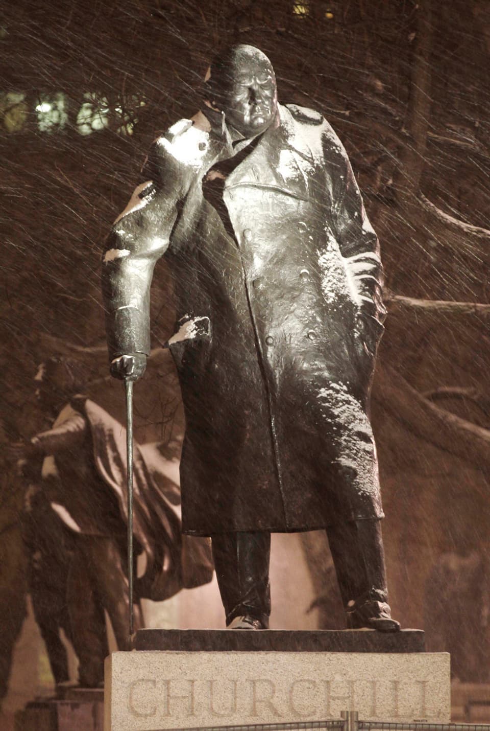 Statue von Churchill bei Regen.