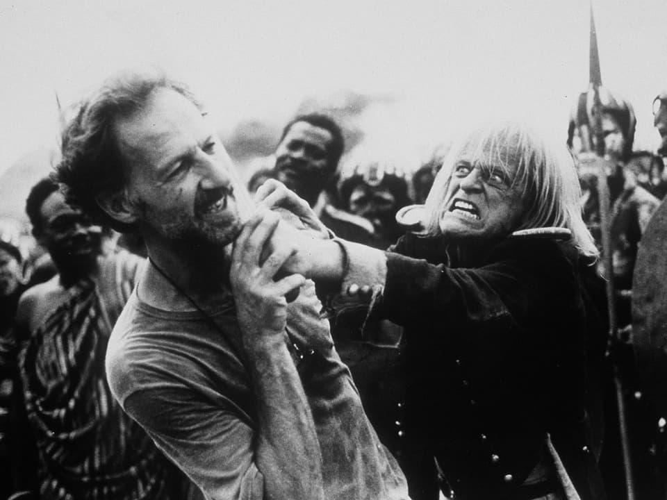 Klaus Kinski geht Werner Herzog an die Gurgel.