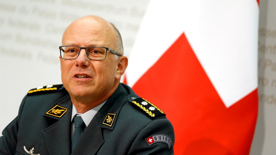 Der zukünftige Armeechef Philippe Rebord neben einer Schweizerfahne.